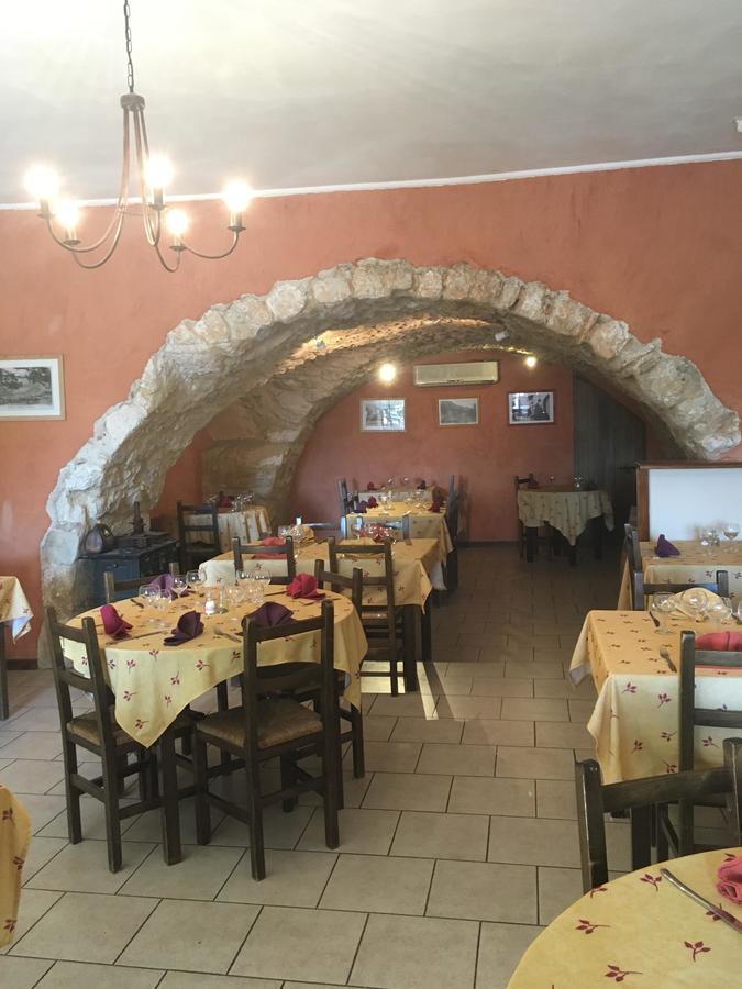 Auberge De Rustreou Rustrel Bagian luar foto